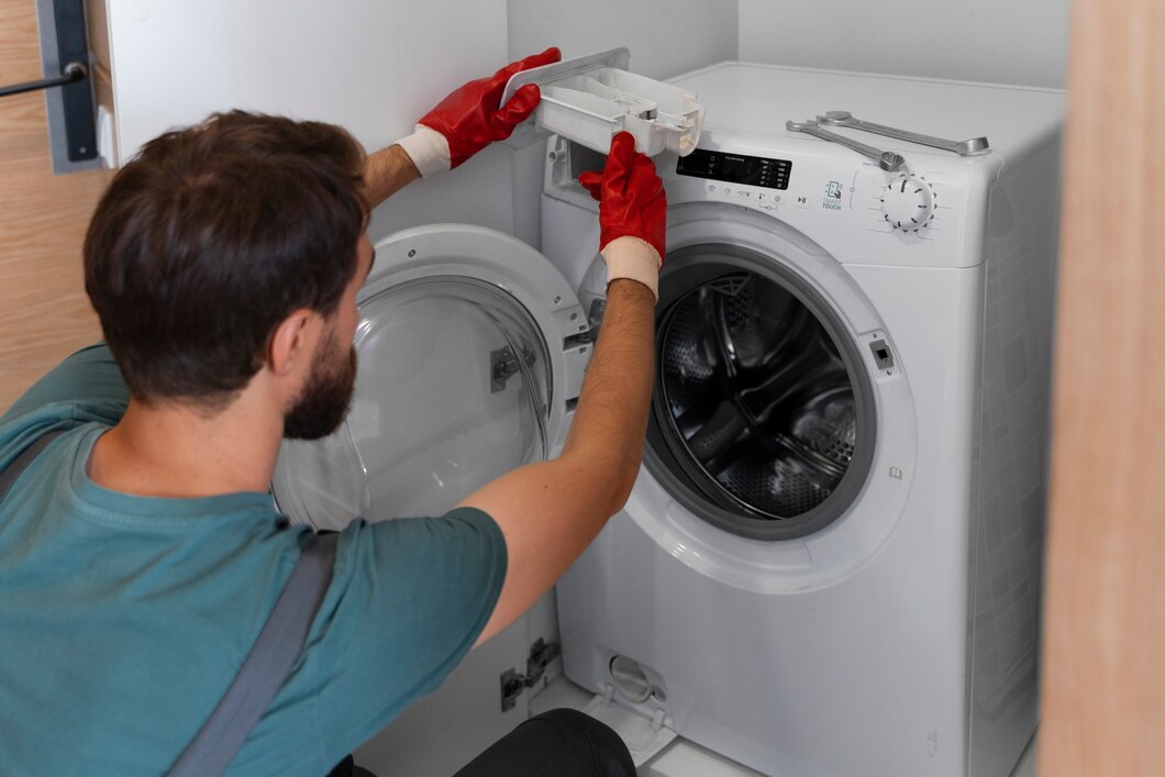 hombre alto angulo trabajando como fontanero 23 2150746327