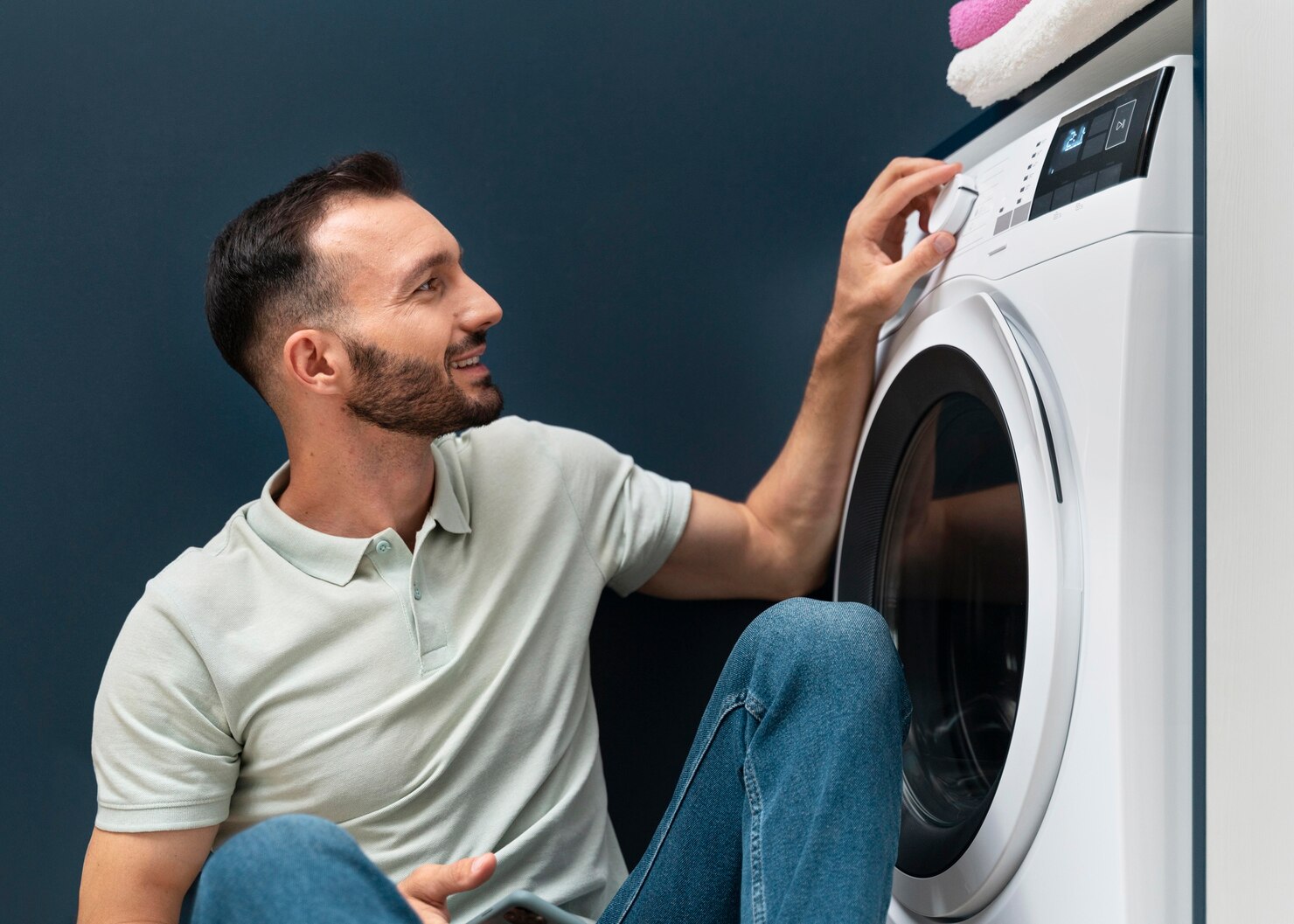 hombre esperando que lavadora termine su programa 23 2149117024