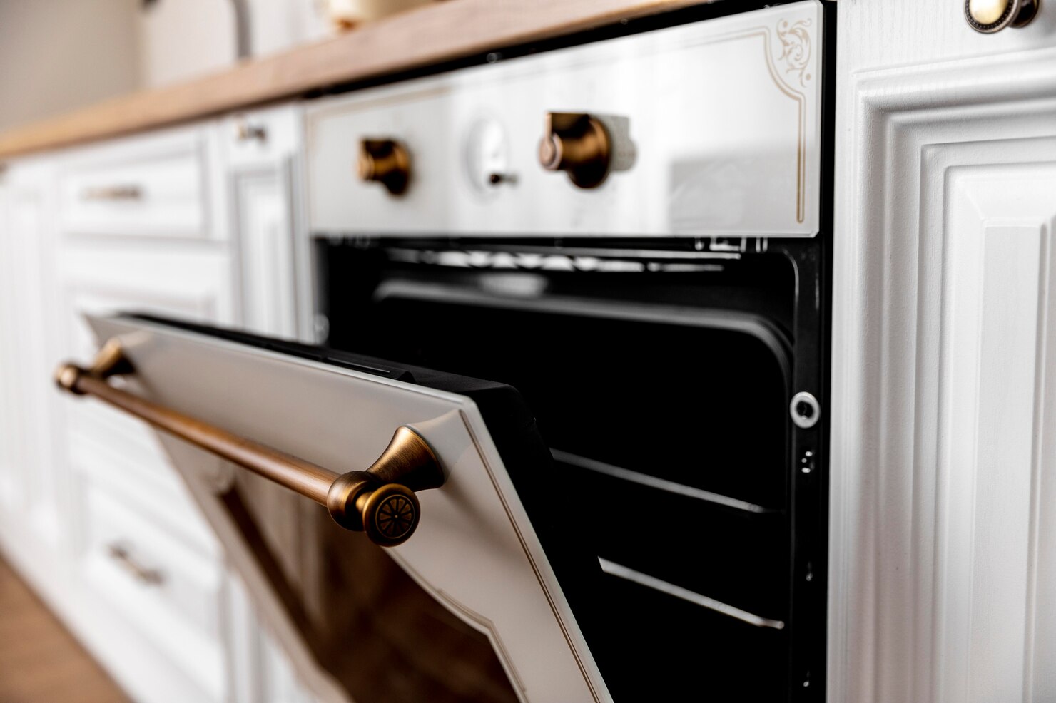 horno primer plano detalles dorados 23 2148848652