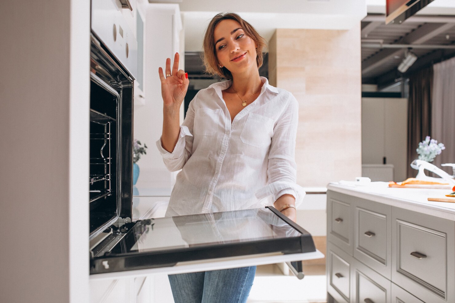 mujer horneando cocina mirando horno 1303 16471