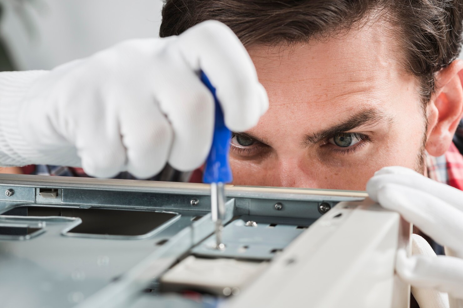 primer plano tecnico sexo masculino que repara cpu destornillador 23 2147922171